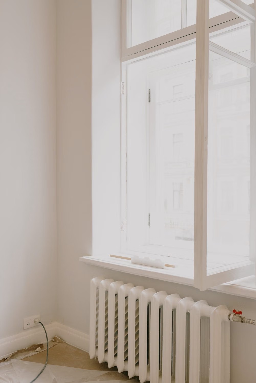 Casement Window Won’t Stay Open? 7 Causes and Safe Fixes