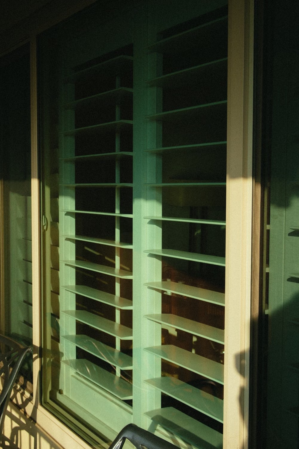Louvre Window Won’t Close? 7 Causes and Safe Fixes