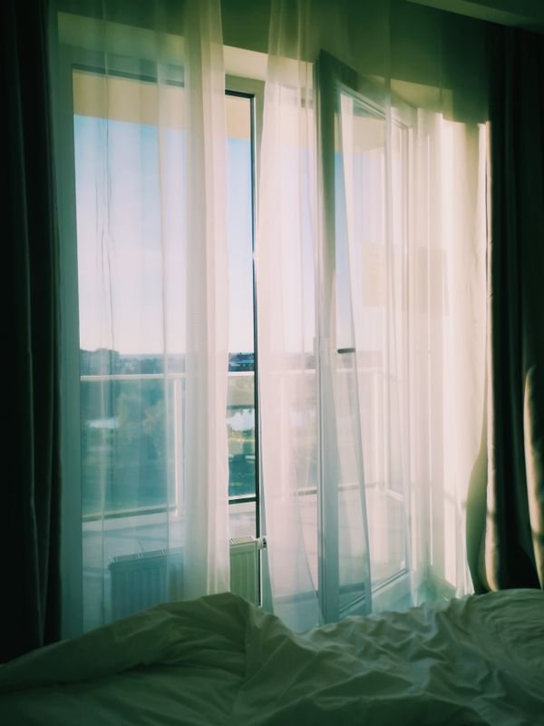 Tinted Glass vs Low-E Glass for Hot Rooms