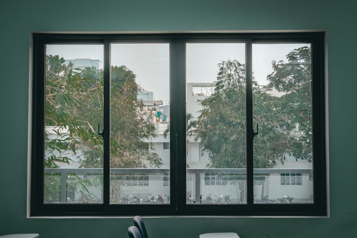 Classroom Window Won’t Stay Open? 7 Safety Checks