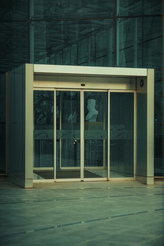 Commercial Door Latch Won’t Catch? Diagnose Safely
