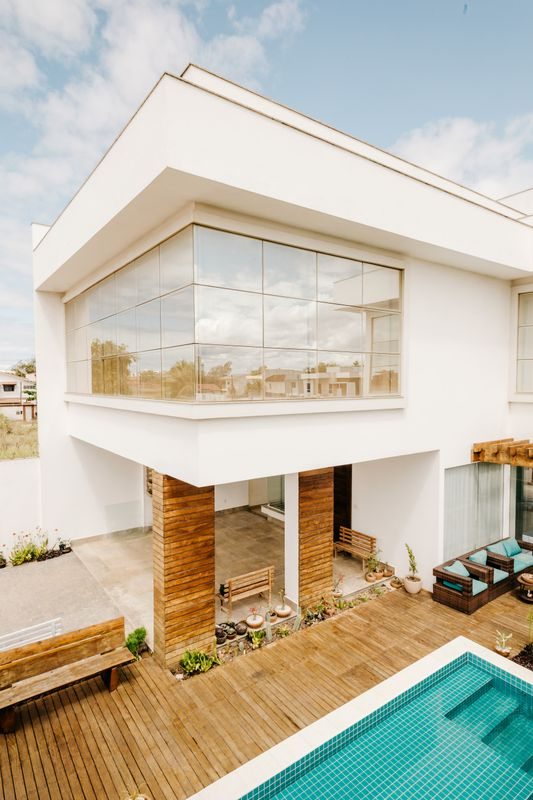 Exterior Shades vs Solar-Control Glass for Villas