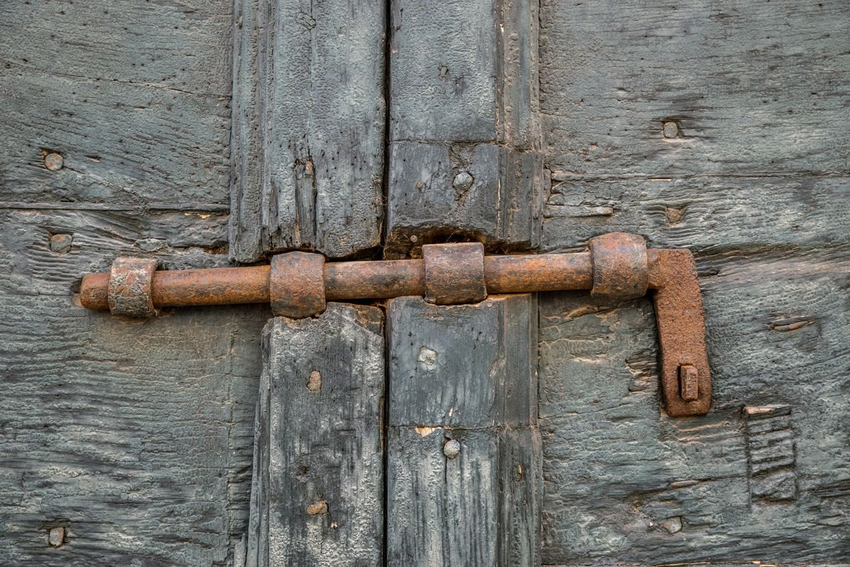 Corroded metal bolt and handle on an exterior door